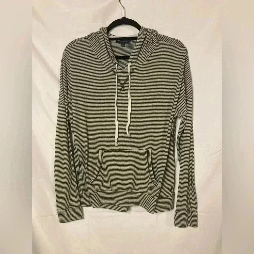 American Eagle 🦅 top with‎ hood
